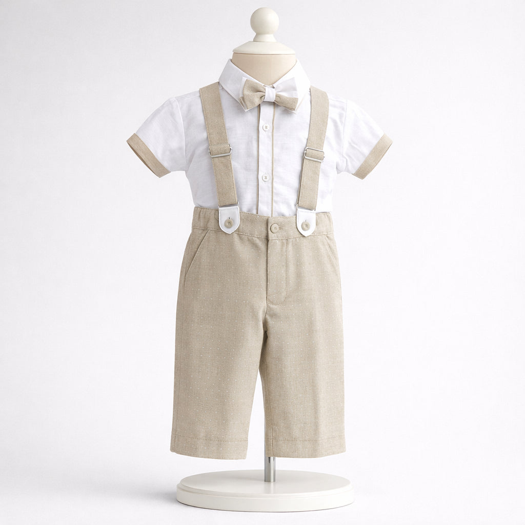 Conjunto de ceremonia azul claro para niño con camisa, bermuda, tirantes y corbatín