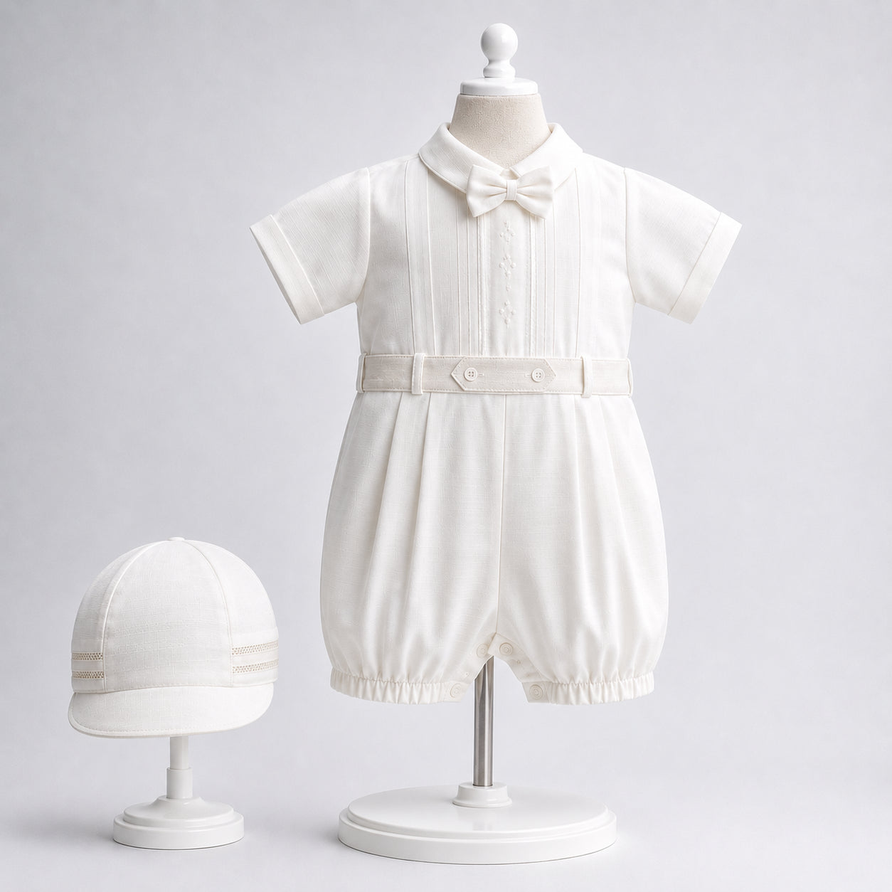 Mameluco de bautizo blanco para bebé niño con corbatín, cinturón y gorro