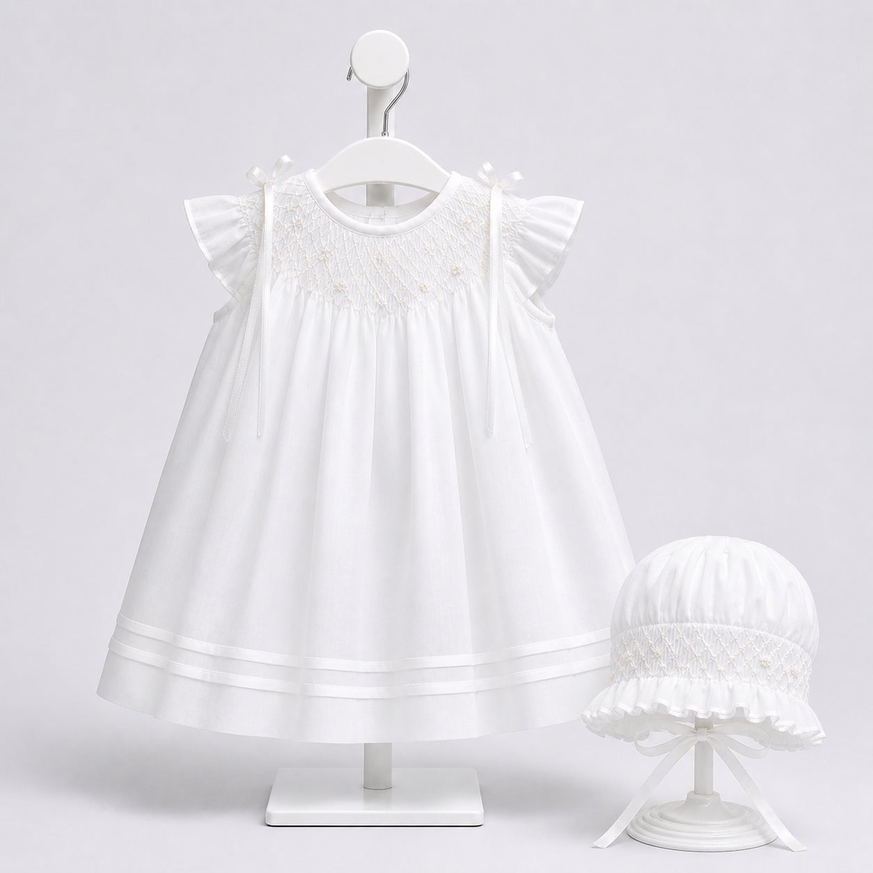Vestido de bautizo para bebé niña blanco con punto smock y gorro