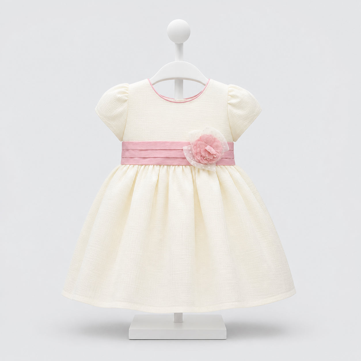 Vestido de ocasión especial para niña marfil con cinturón rosado y flor