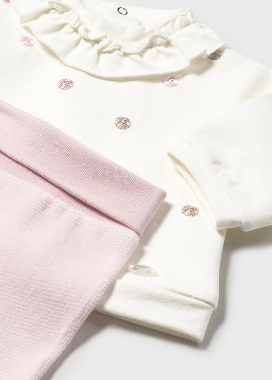 Conjunto de primera puesta para bebé niña marfil y rosado con cuello volante y pantalón con pie – Mayoral