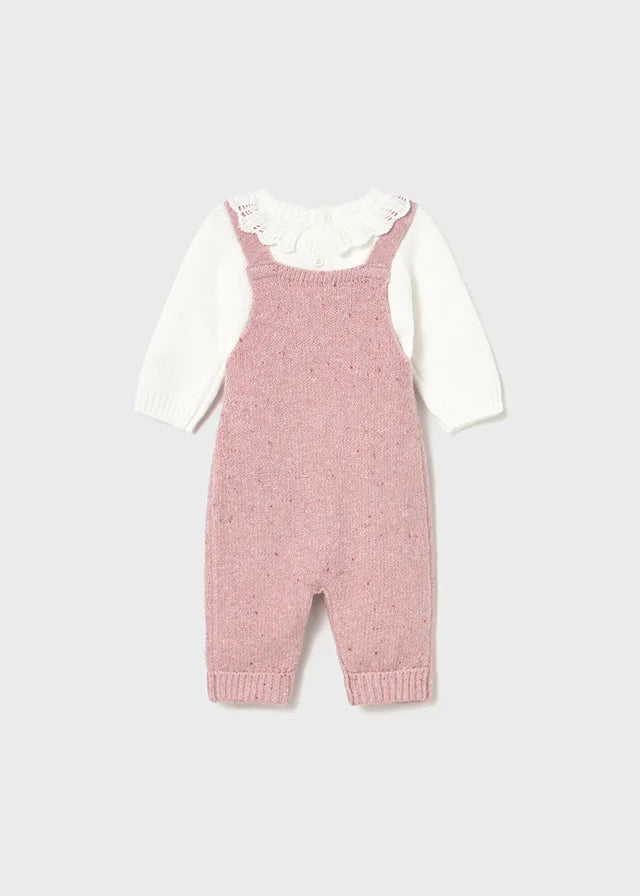 Conjunto tejido para bebé niña con blusa marfil y jardinera rosada – Mayoral