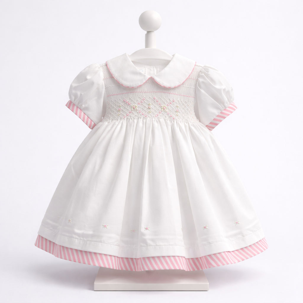 Vestido de ocasión especial para bebé niña blanco con bordado smock y detalles rosados