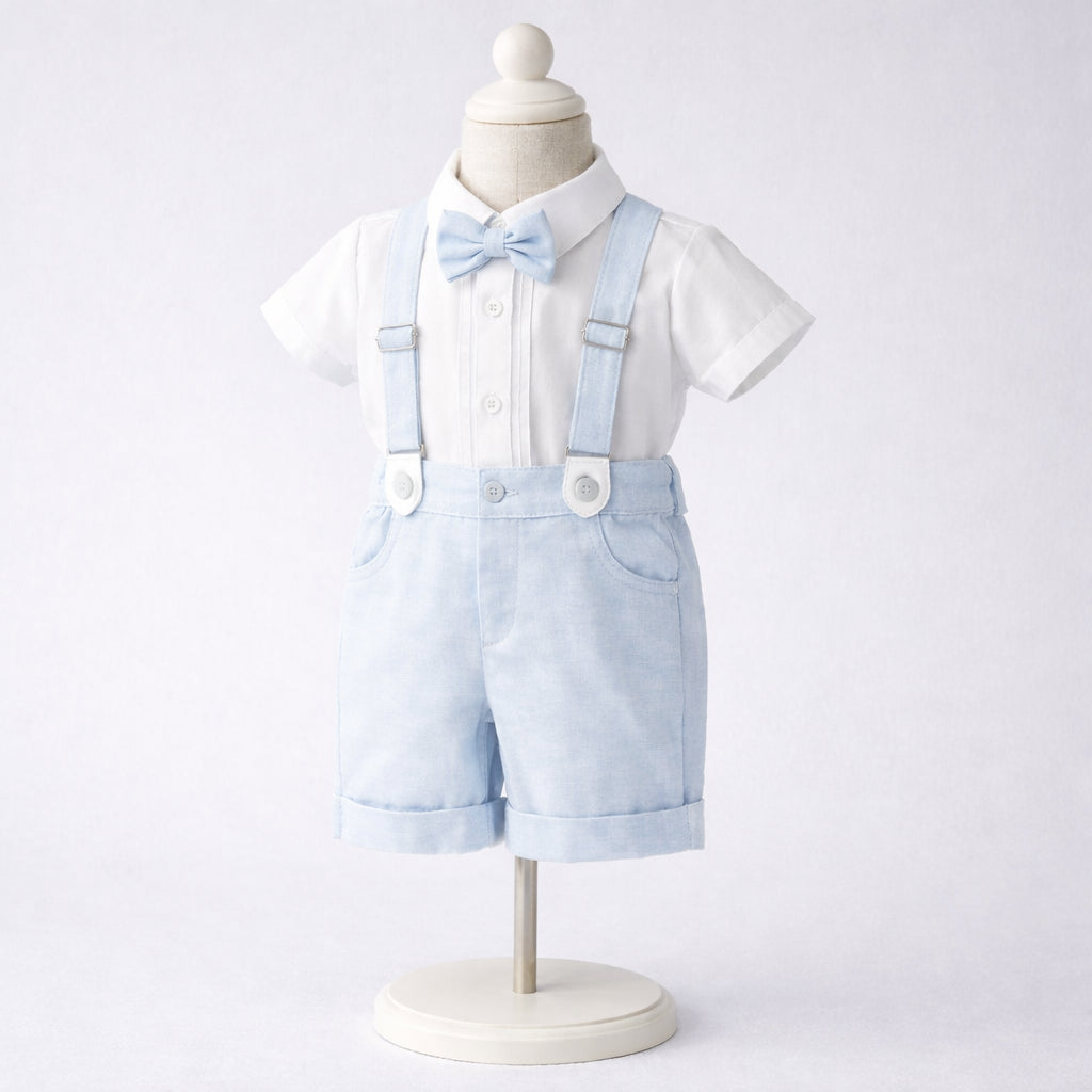 Conjunto de ceremonia azul claro para niño con camisa, bermuda, tirantes y corbatín