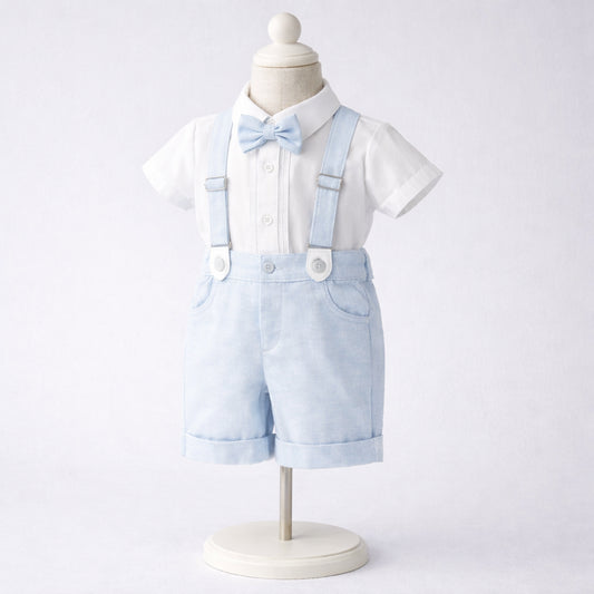 Conjunto de ceremonia azul claro para niño con camisa, bermuda, tirantes y corbatín