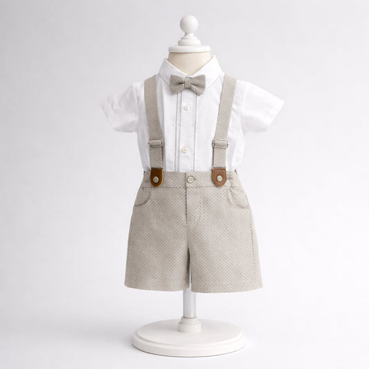 Conjunto de ceremonia beige para niño con camisa, bermuda, tirantes y corbatín