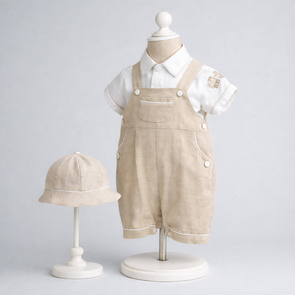 Mameluco beige para bebé niño con camisa blanca, peto y gorro