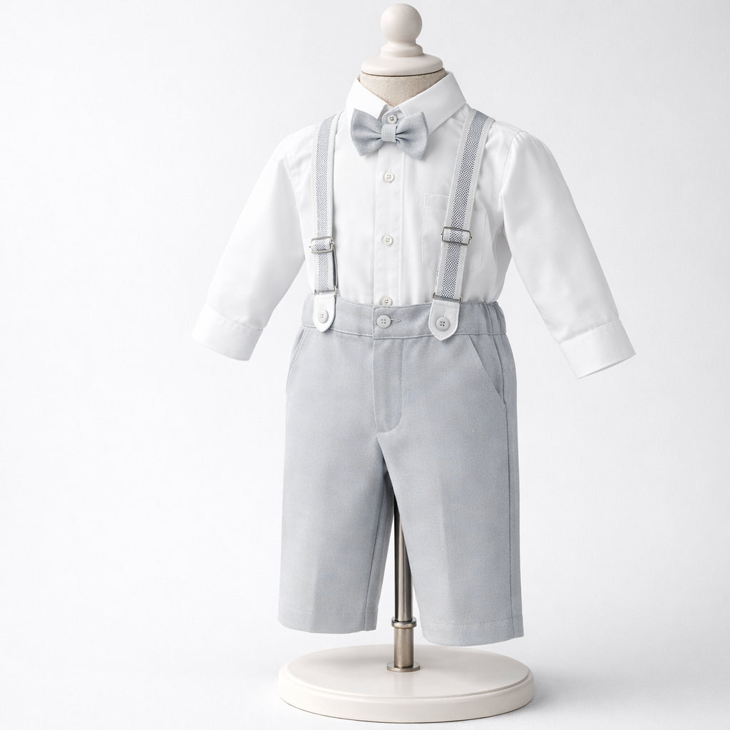 Conjunto de ceremonia gris claro para niño con camisa, bermuda, tirantes y corbatín