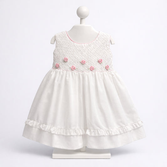 Vestido blanco para bebé niña con bordado smock y flores rosadas