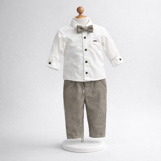 Conjunto de ceremonia para niño con camisa blanca, pantalón gris y corbatín