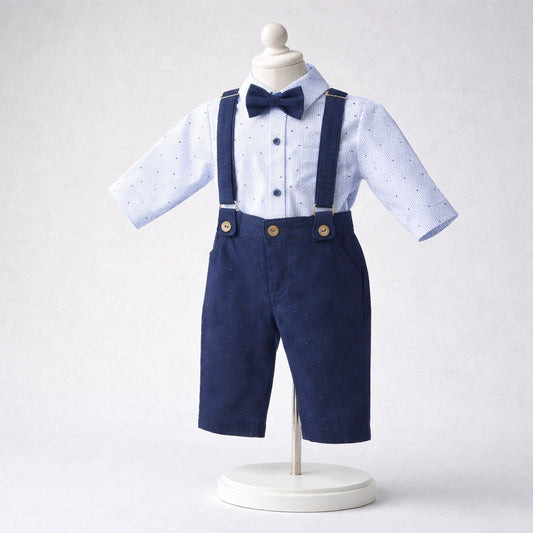 Conjunto de ceremonia para niño con camisa azul, pantalón azul marino, tirantes y corbatín