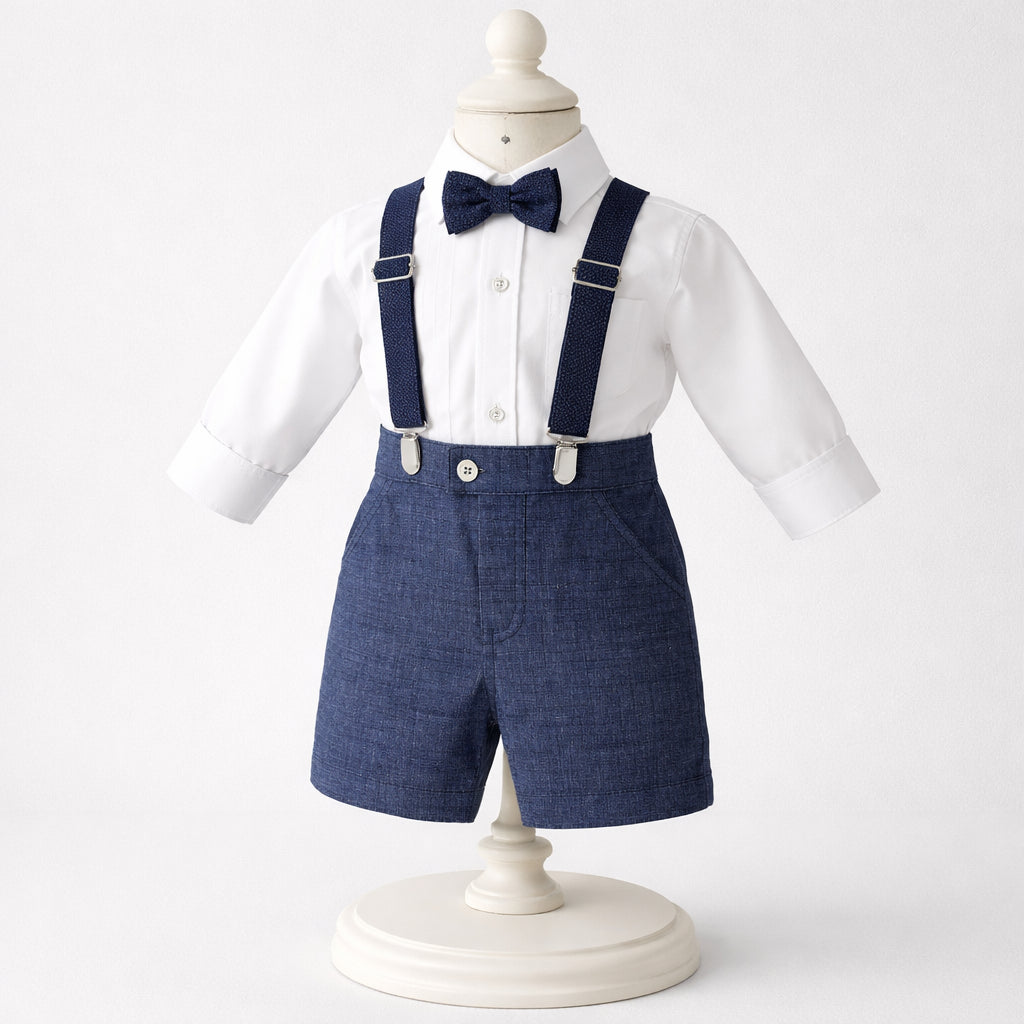 Conjunto de ceremonia para niño con camisa blanca, bermuda azul, tirantes y corbatín
