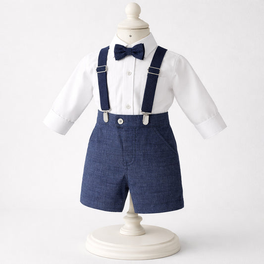 Conjunto de ceremonia para niño con camisa blanca, bermuda azul, tirantes y corbatín