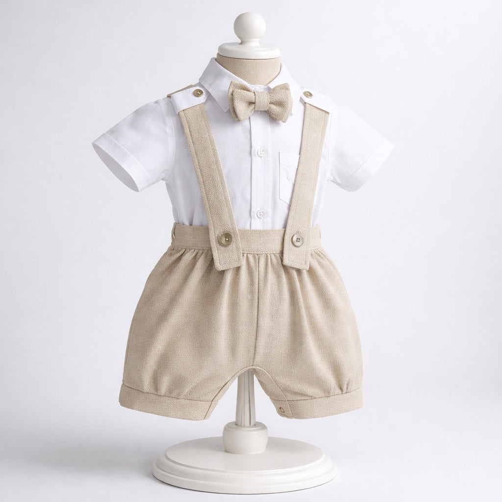 Conjunto de ceremonia para niño con camisa blanca, bermuda beige, tirantes y corbatín