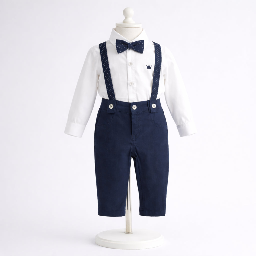 Conjunto de ceremonia para niño con camisa blanca, pantalón azul marino, tirantes y corbatín