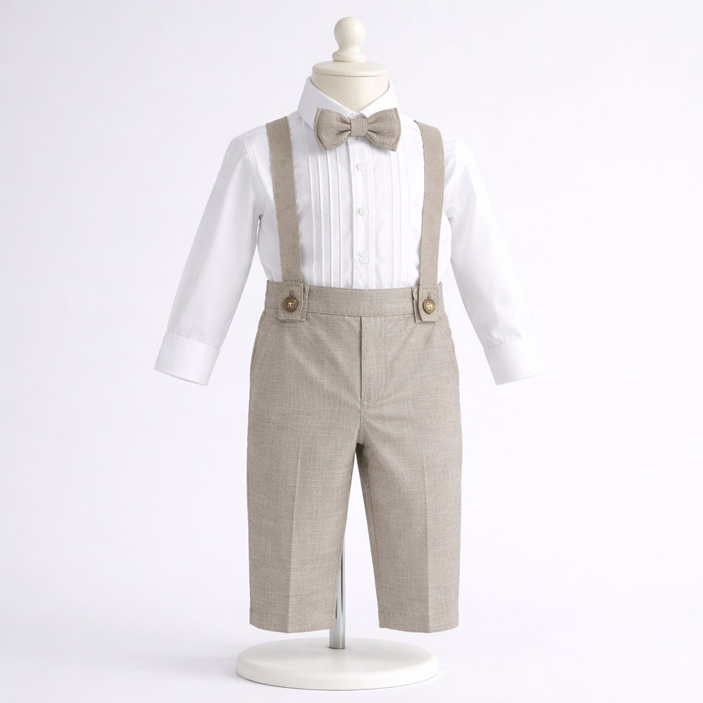 Conjunto de ceremonia para niño con camisa blanca, pantalón beige, tirantes y corbatín