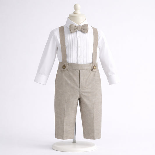 Conjunto de ceremonia para niño con camisa blanca, pantalón beige, tirantes y corbatín