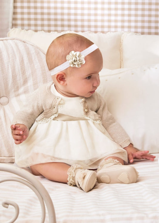 Vestido de ceremonia para bebé niña marfil con fajín beige y cubrepañal – Mayoral