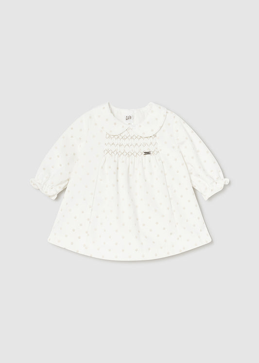 Vestido marfil para bebé niña con lunares dorados y bordado smock – Mayoral
