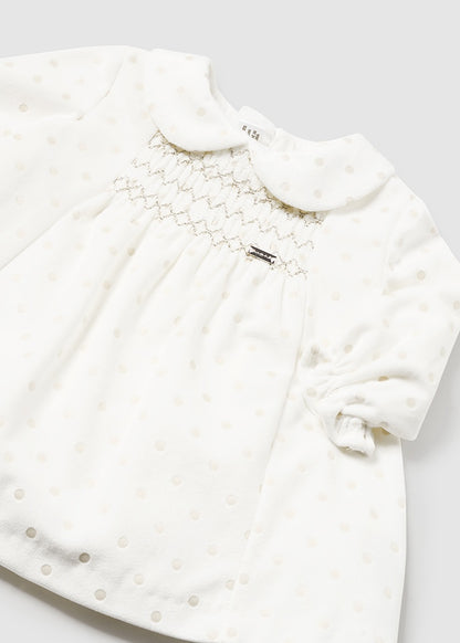 Vestido marfil para bebé niña con lunares dorados y bordado smock – Mayoral