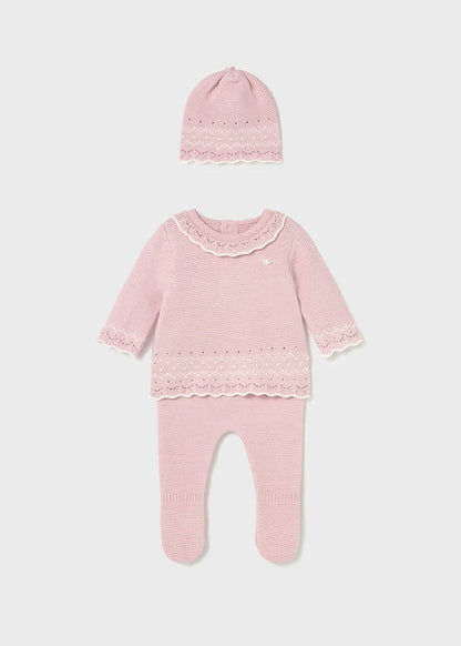 Conjunto tejido rosado para bebé niña con detalles calados, pantalón con pie y gorro – Mayoral