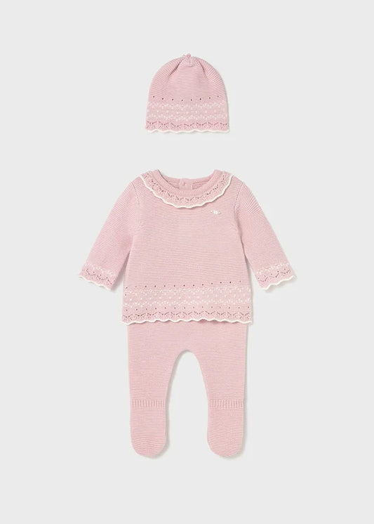 Conjunto tejido rosado para bebé niña con detalles calados, pantalón con pie y gorro – Mayoral