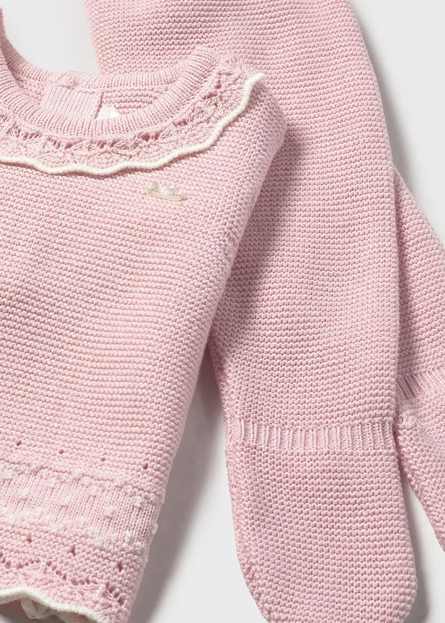 Conjunto tejido rosado para bebé niña con detalles calados, pantalón con pie y gorro – Mayoral