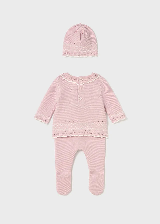 Conjunto tejido rosado para bebé niña con detalles calados, pantalón con pie y gorro – Mayoral