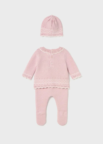 Conjunto tejido rosado para bebé niña con detalles calados, pantalón con pie y gorro – Mayoral