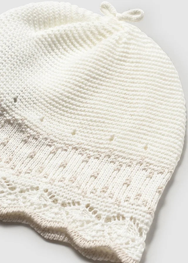 Conjunto tejido crudo para bebé niña con detalles calados, pantalón con pie y gorro – Mayoral
