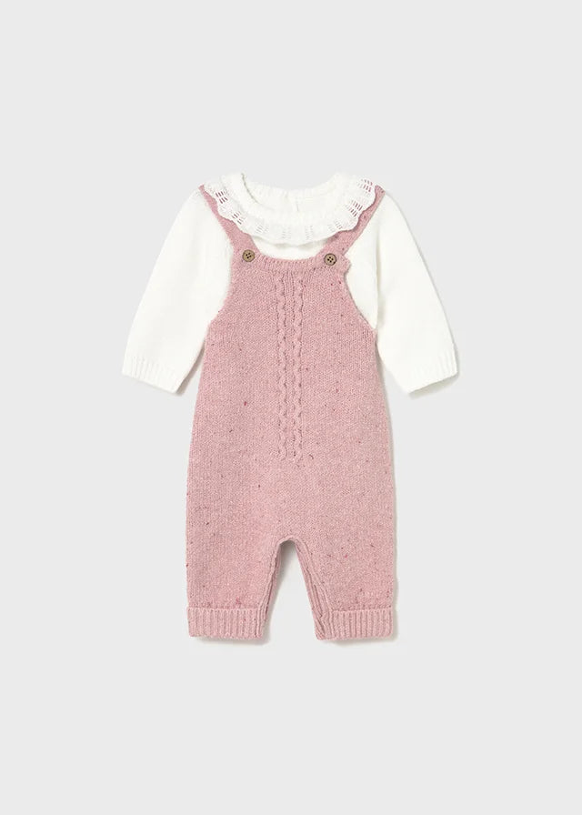 Conjunto tejido para bebé niña con blusa marfil y jardinera rosada – Mayoral