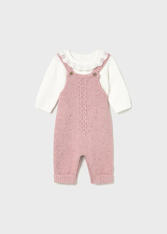 Conjunto tejido para bebé niña con blusa marfil y jardinera rosada – Mayoral