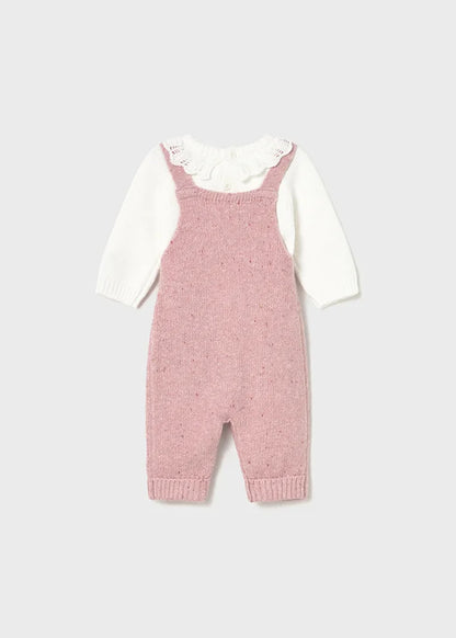 Conjunto tejido para bebé niña con blusa marfil y jardinera rosada – Mayoral