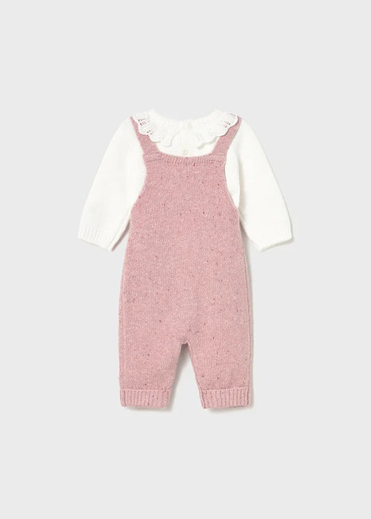 Conjunto tejido para bebé niña con blusa marfil y jardinera rosada – Mayoral