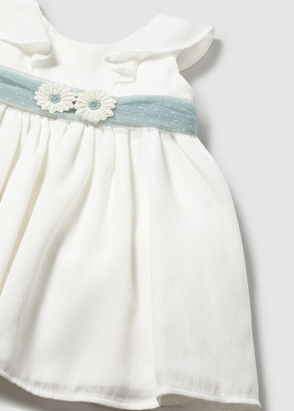 Vestido de ceremonia para bebé niña marfil con fajín verde agua y flores  Mayoral
